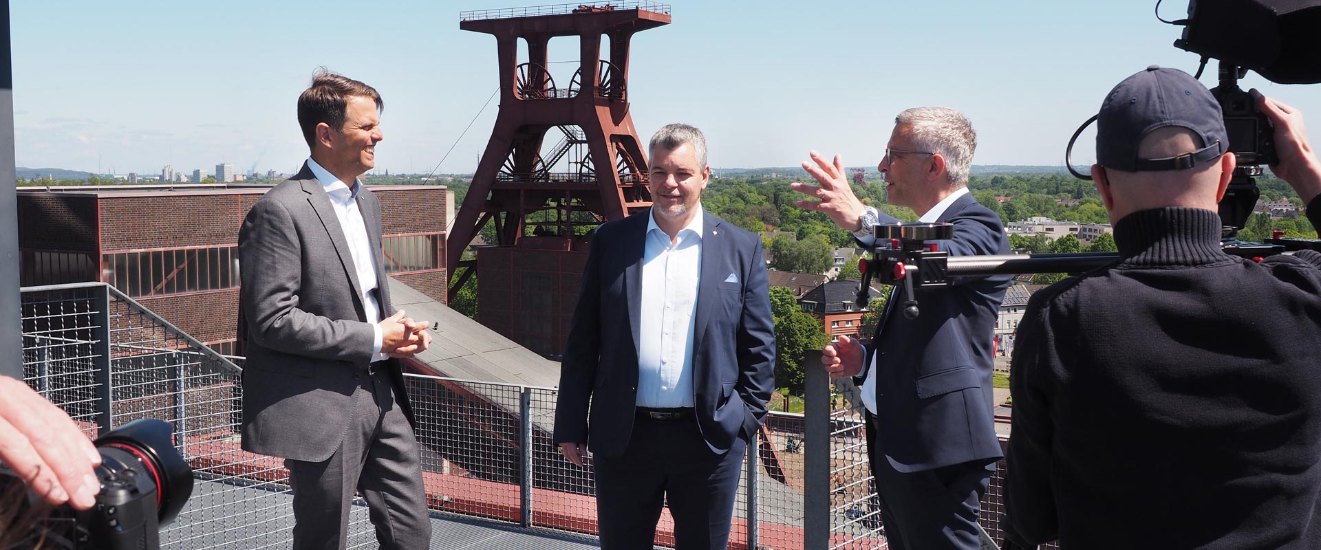 Die Vorstandsvorsitzenden Herr Lünser und Herr Castrillo bei dem Videodreh auf der Aussichtsplattform der Zeche Zollverein