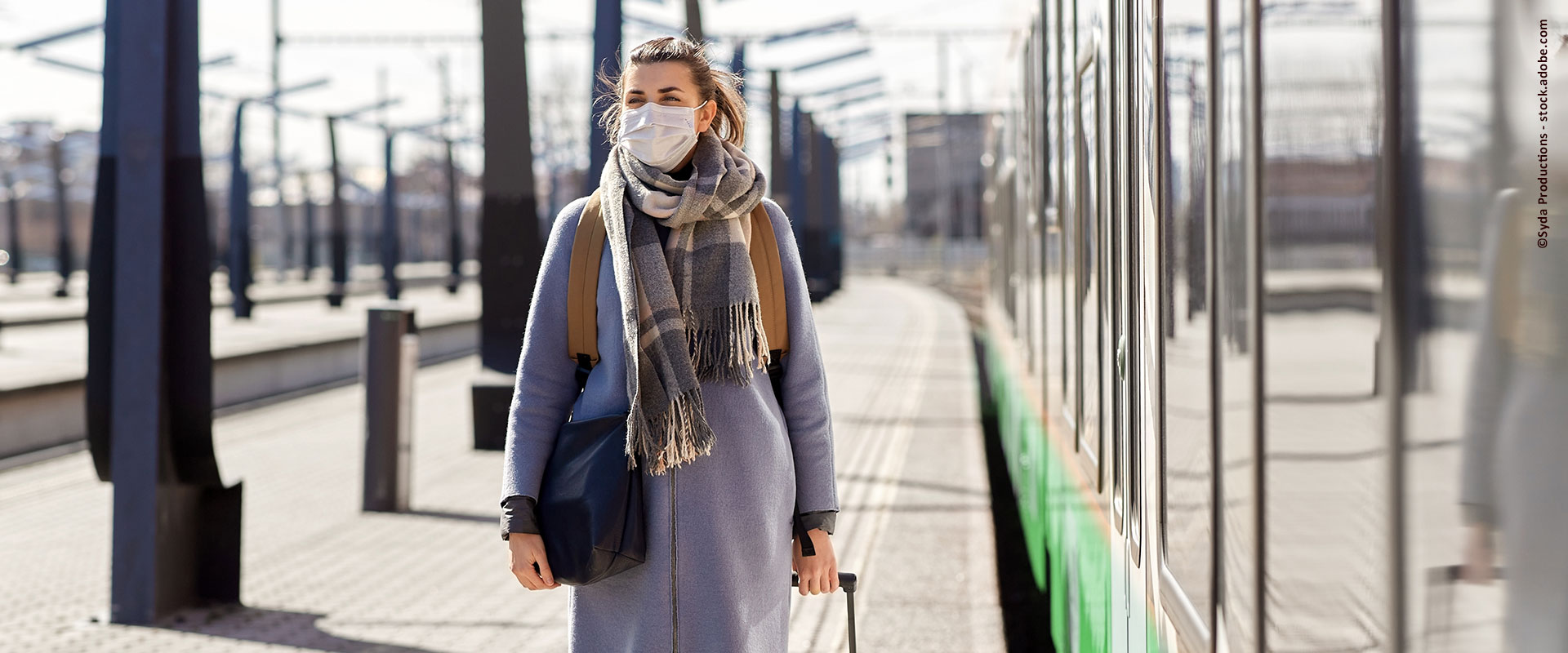 Syda Productions - stock.adobe.com Eine Frau läuft am Bahnsteig entlang neben einer haltenden S-Bahn Rhein-Ruhr