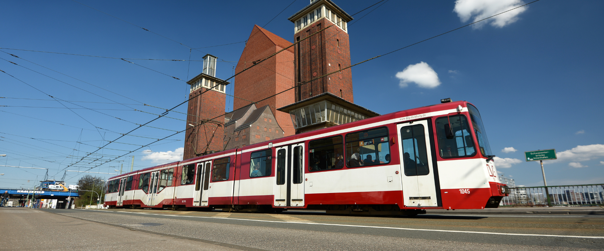 Die Straßenbahn Linie 903 fährt durch die Stadt