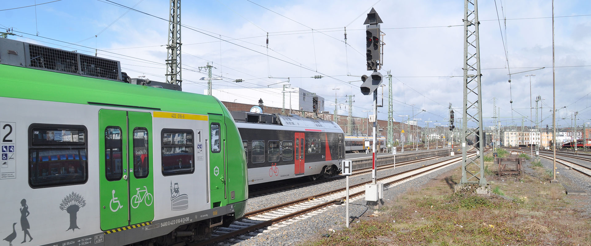 Drei Züge von unterschiedlichen Verkehrsunternehmen verlassen parallel einen Bahnhof