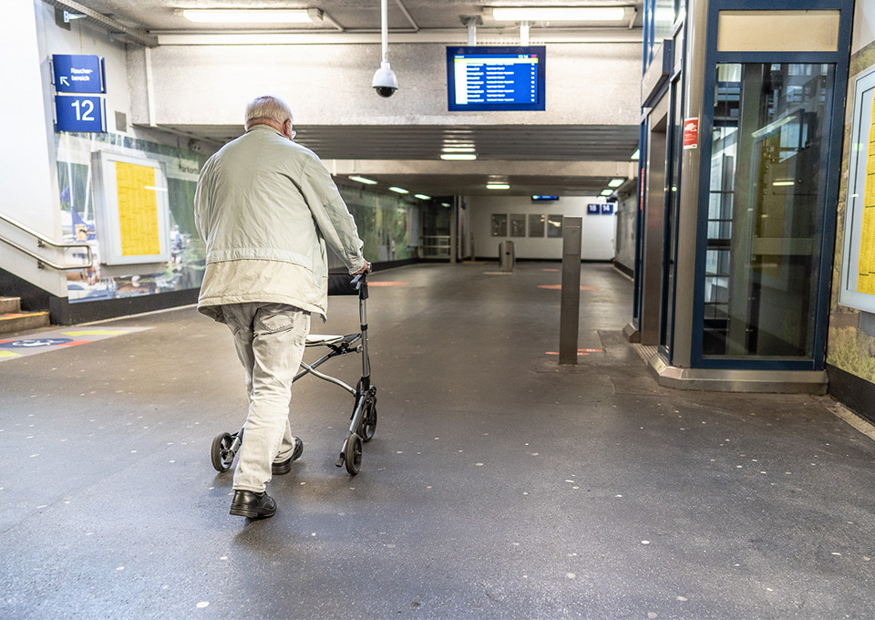 Ein Mann läuft zu einem Aufzug