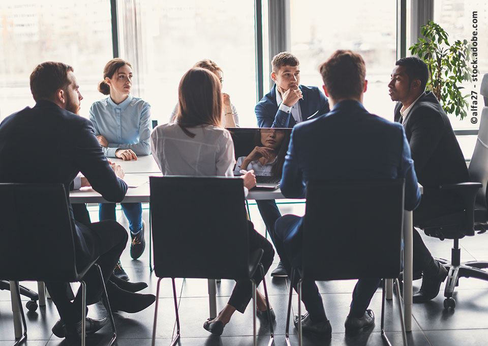 Mitarbeiter am Tisch bei einer Besprechung