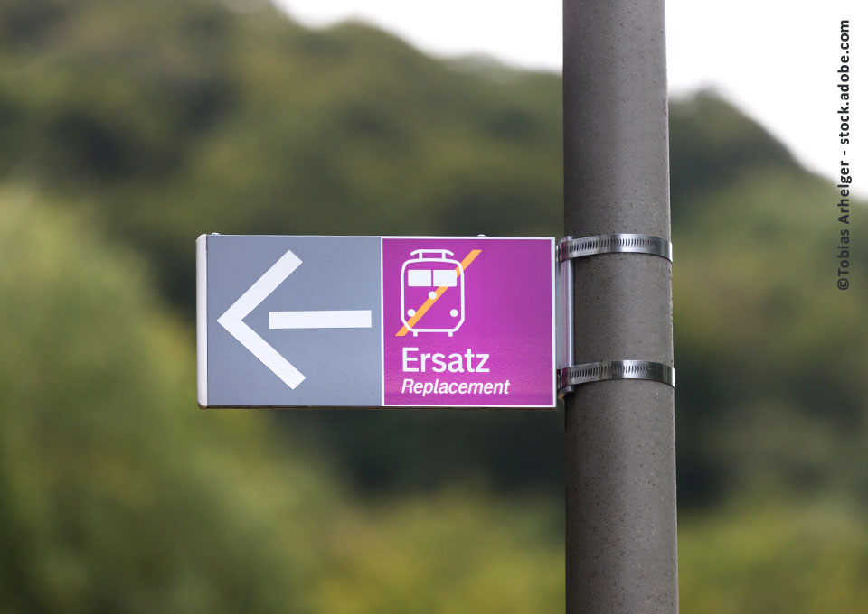 Ein Schienen-Ersatz-Verkehr-Hinweisschild