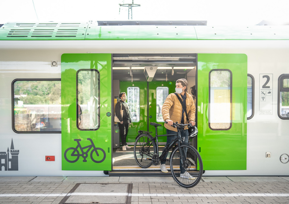 Ein Mann steigt aus der S-Bahn Rhein-Ruhr