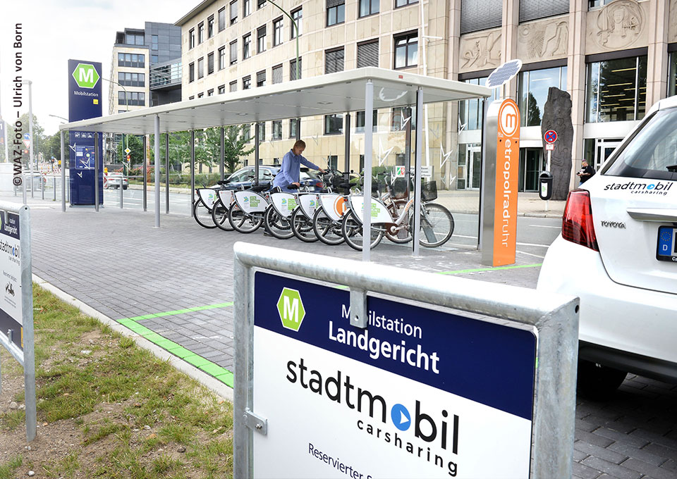 Mobilstation am Landgericht in Essen mit metropolradruhr und Carsharingangebot