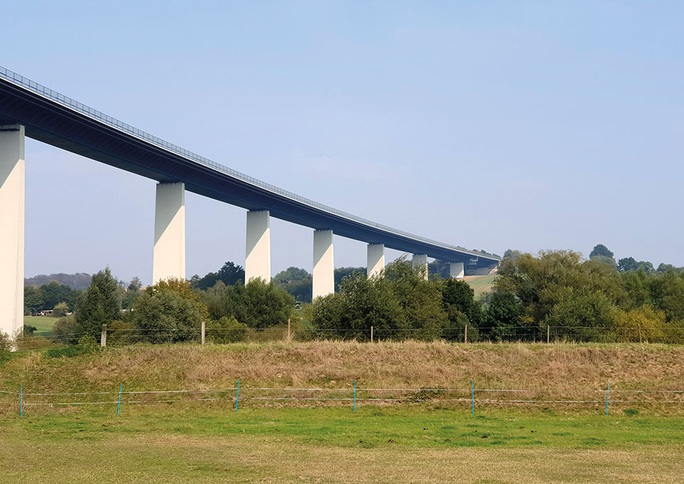 Felder weit und breit unterhalb der Ruhrtalbrücke