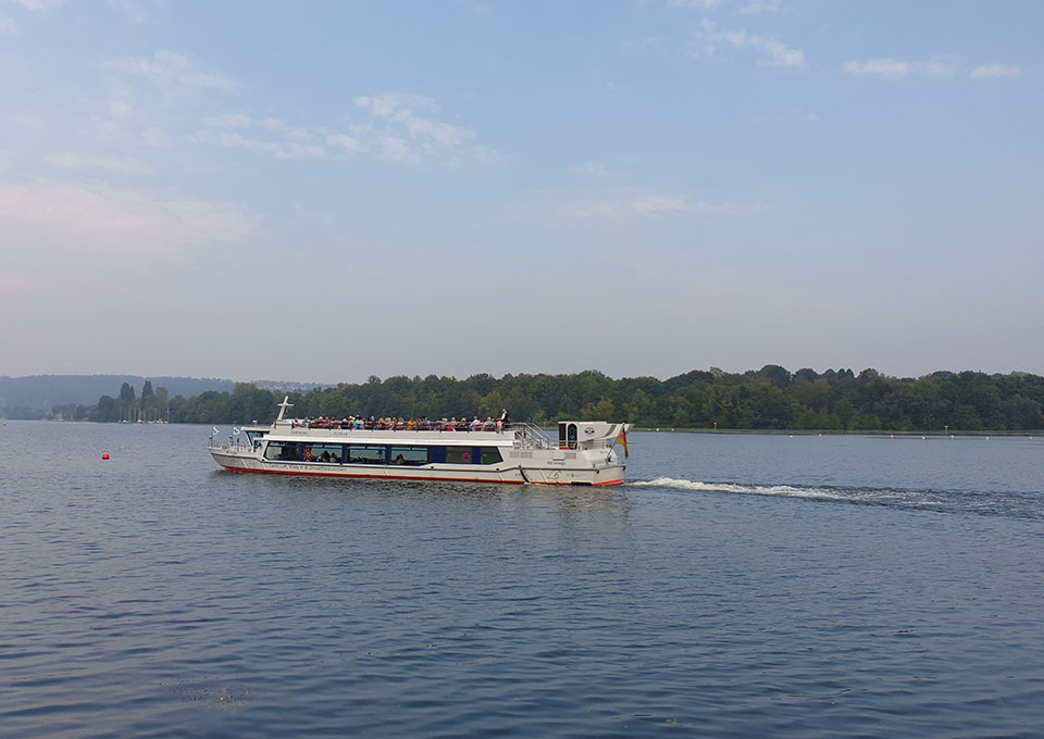 Ein Ausflugsschiff auf dem Baldeneysee