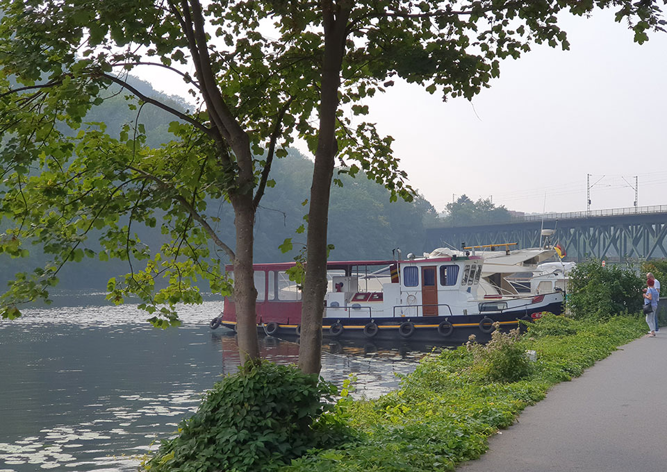 Der Kettwiger Stausee, über dem sich eine 250 Meter lange Eisenbahnbrücke befindet