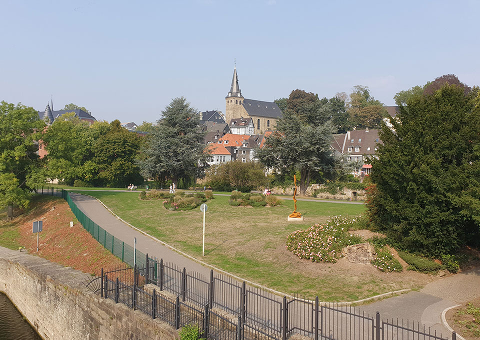 Ein Blick von der Ruhrbrücke auf die historische Altstadt von Essen-Kettwig