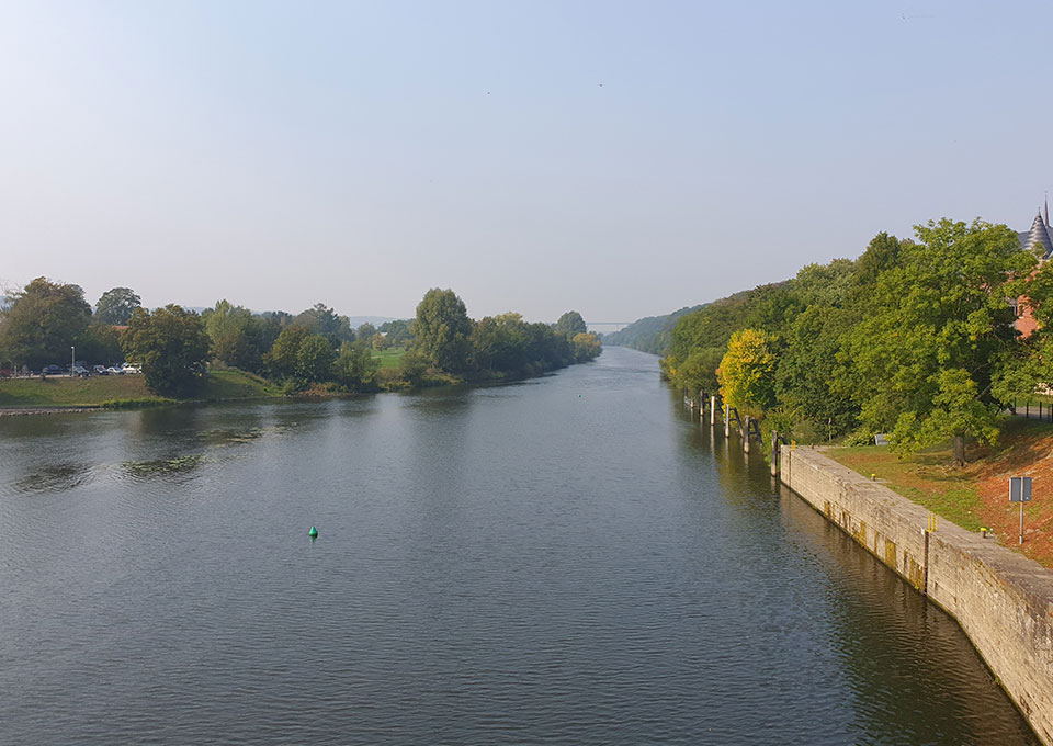 Ein Blick von der Ruhrbrücke auf die Ruhr und die weit entfernte Ruhrtalbrücke