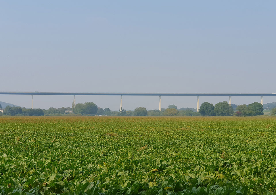 Felder weit und breit unterhalb der Ruhrtalbrücke