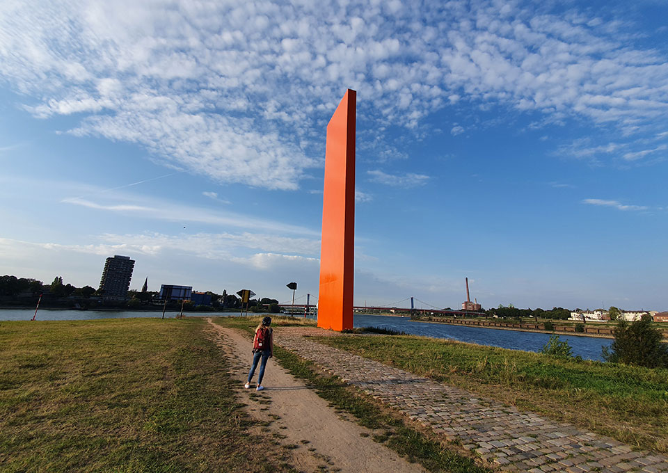 Frau steht vor der Rheinorange in Duisburg