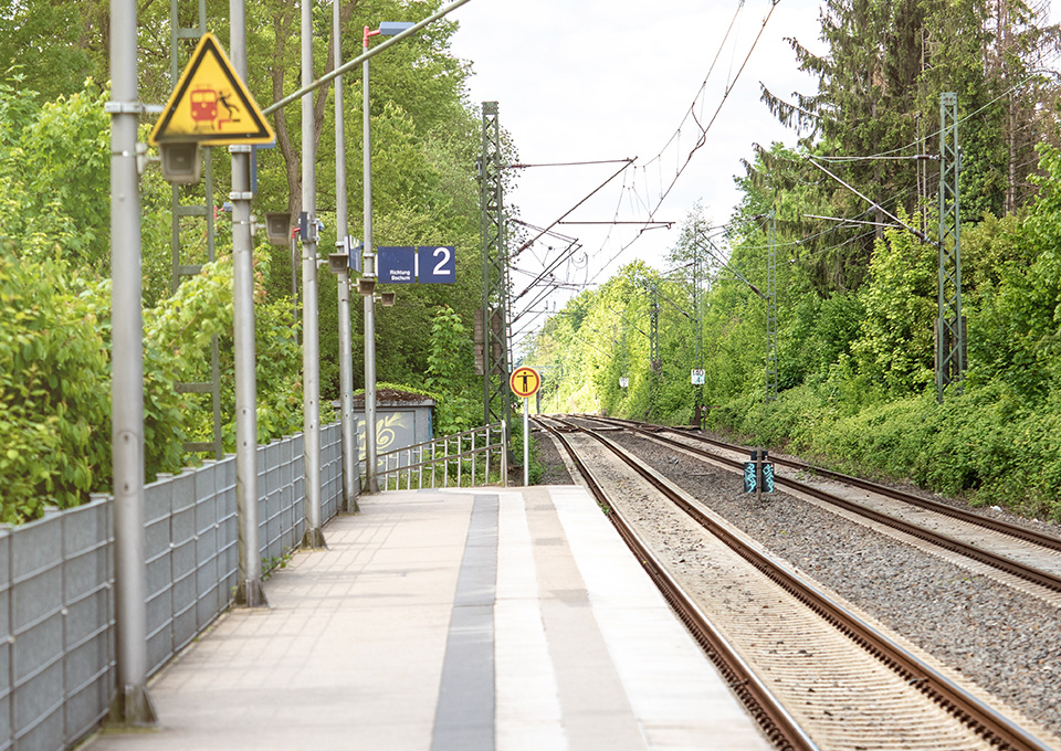 Ein leerer Bahnsteig eines ÖPNV-Haltepunktes