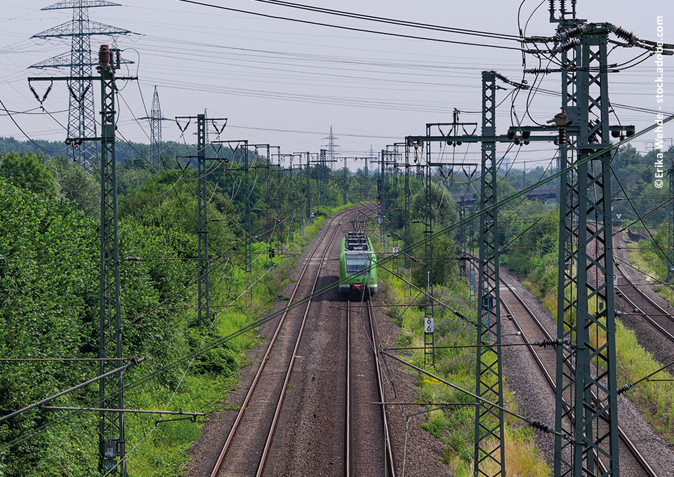 Eine S-Bahn unterwegs auf der Schiene