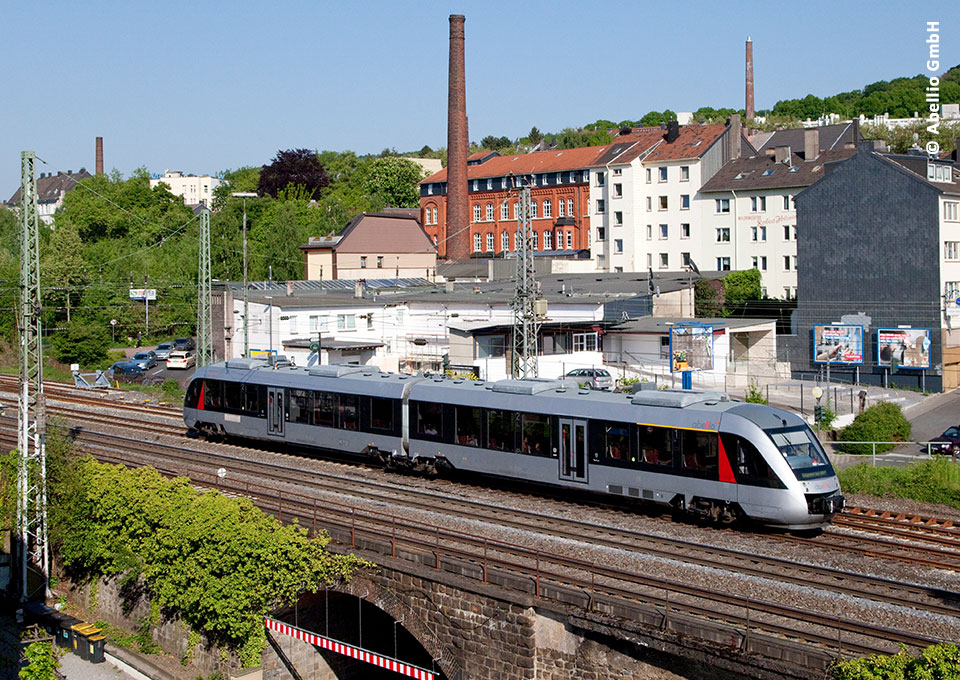 Ein Zug von Abellio fährt über die Gleise