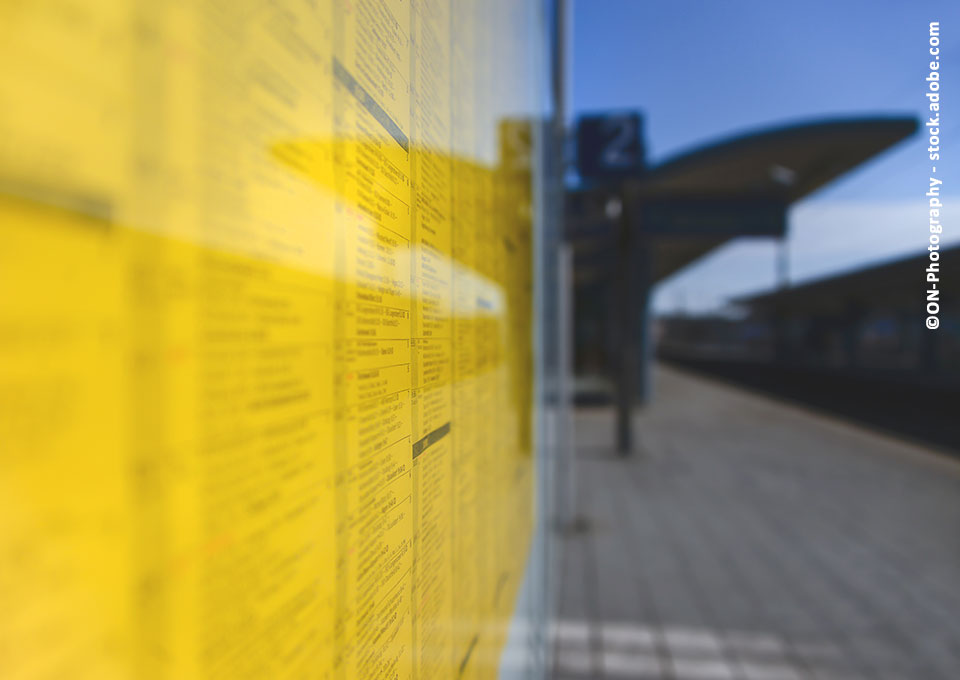 Beispielhaft wird eine Fahrplanübersicht am Bahnhof gezeigt