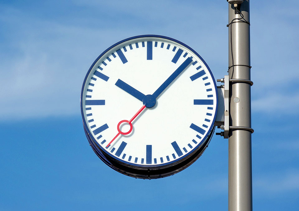 Eine Bahnhofsuhr vor blauem Himmel