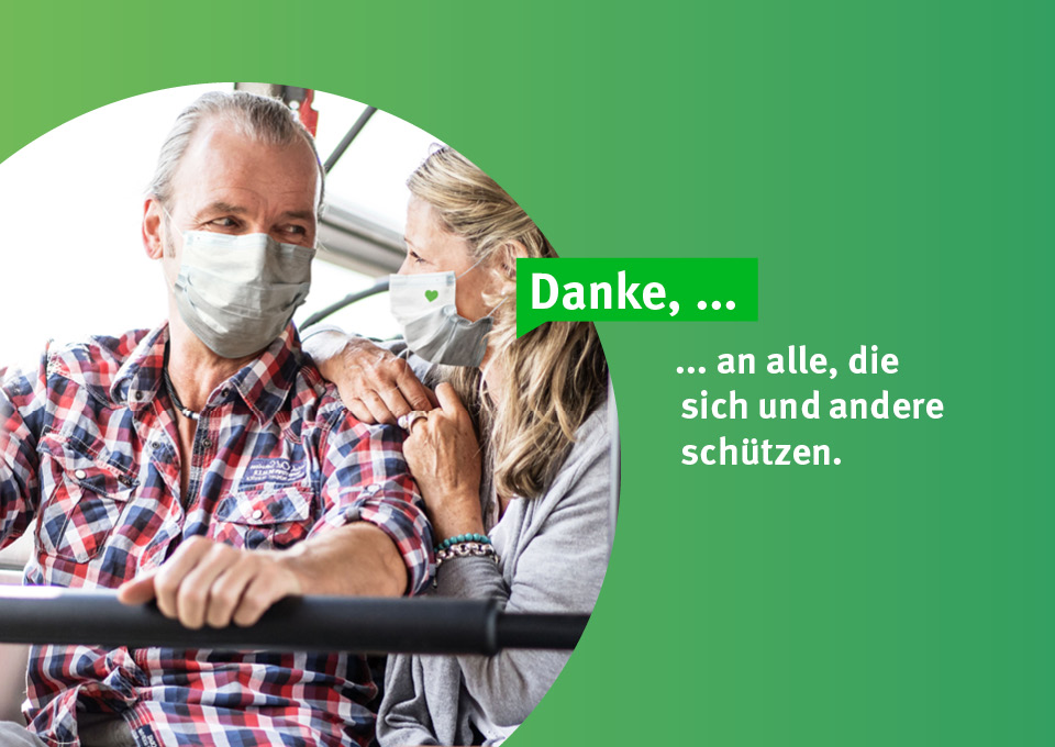 Ein Bildausschnitt des Kampagnenmotivs zeigt ein Paar mit Mund-Nase-Bedeckung im Bus