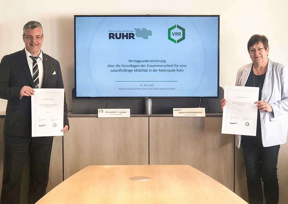 Die Regionaldirektorin des Regionalverbands Ruhr und der Vorstandssprecher des Verkehrsverbunds Rhein-Ruhr halten den Grundsatzvertrag in den Händen