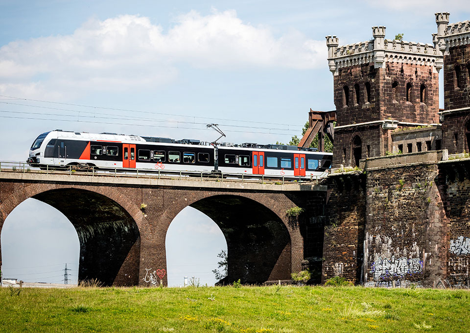 Ein Abellio-Zug überquert die Duisburg-Hochfelder Eisenbahnbrücke