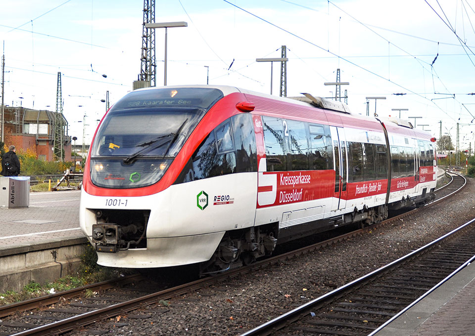 Ein Zug der Regiobahn steht auf den Schienen