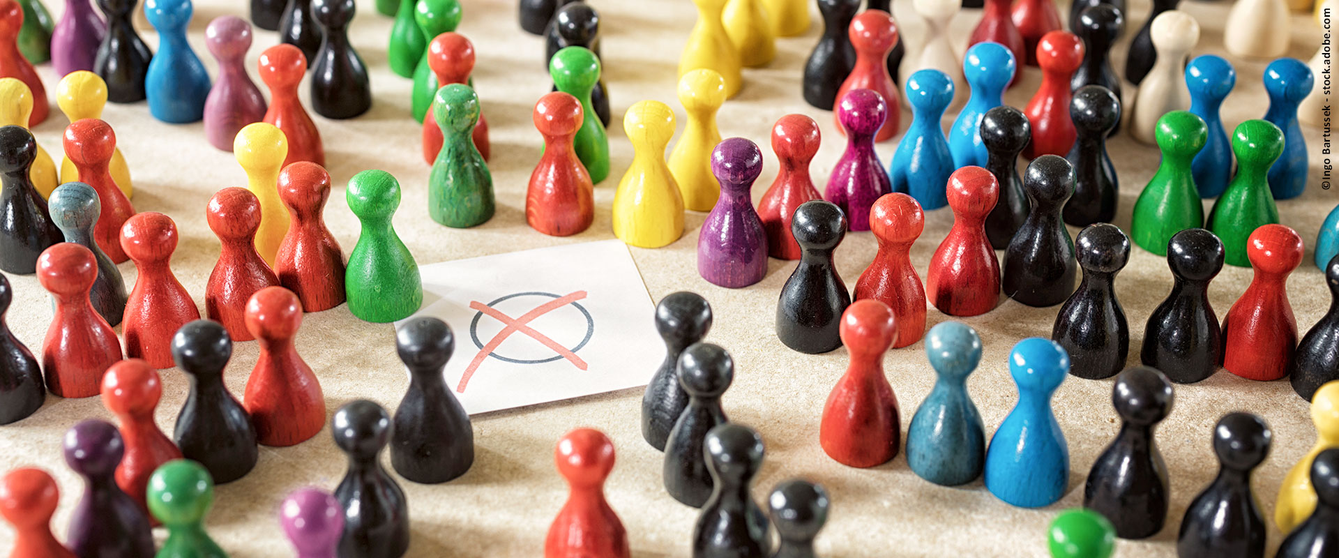 Ingo Bartussek - stock.adobe.com Ansicht zahlreicher Spielfiguren in unterschiedlichen Farben