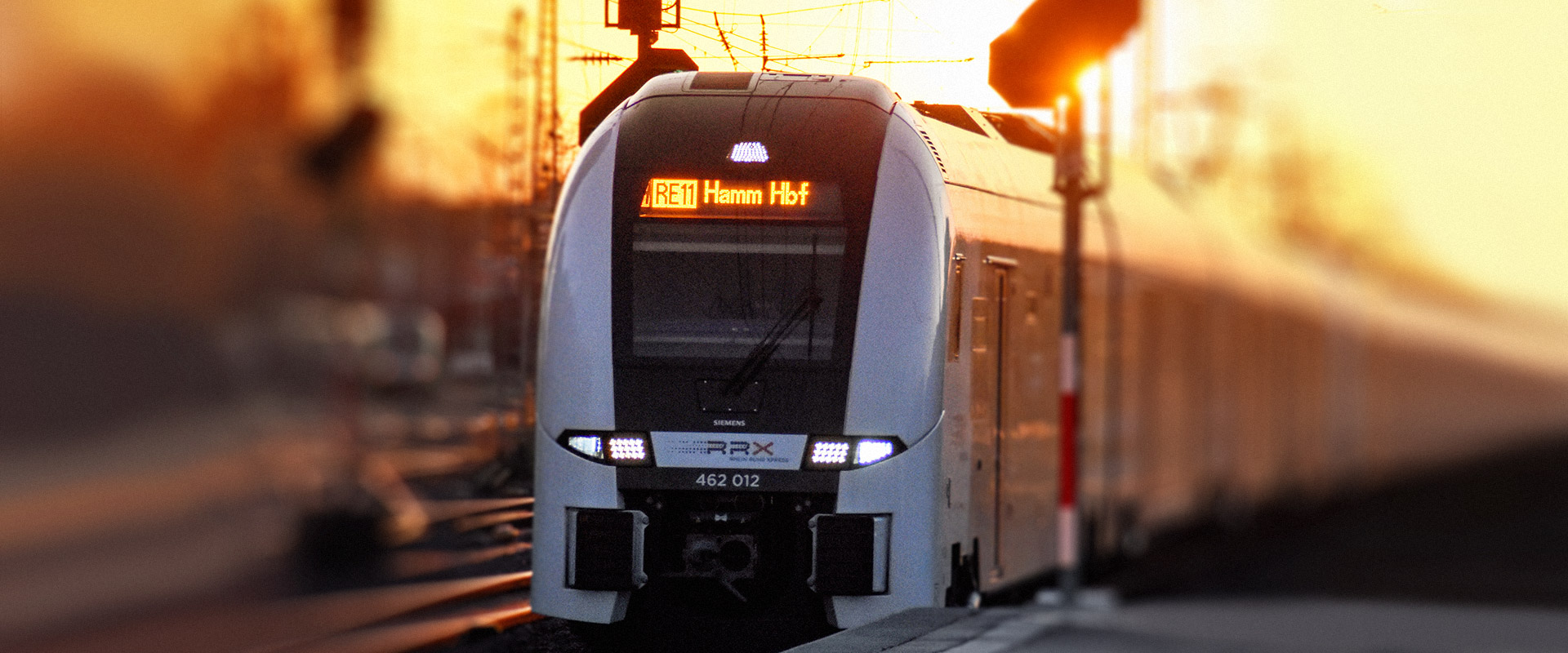 RRX-Zug von vorne am Bahnsteig im Sonnenuntergang
