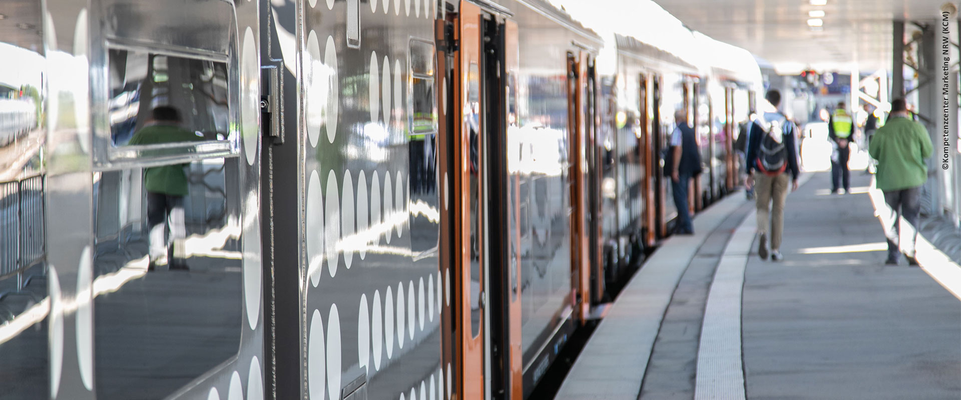 Kompetenzcenter Marketing NRW (KCM) Ein RRX-Zug am Bahnsteig aus dem Menschen ein- und aussteigen