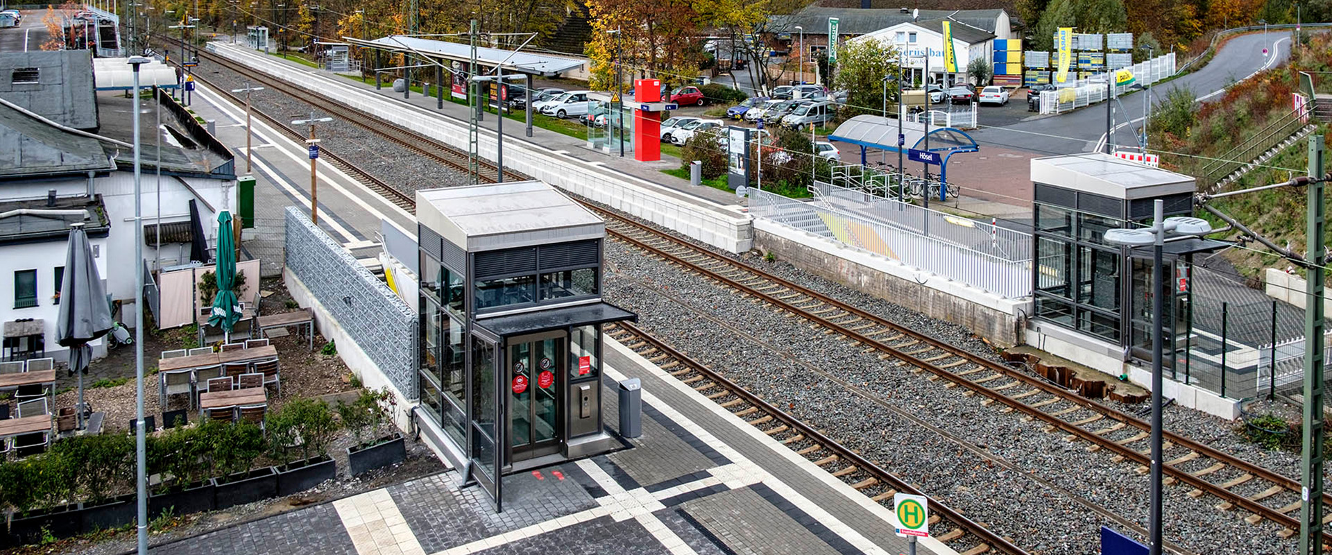 Blick von oben auf den Bahnhof Ratingen Hösel mit zwei Aufzügen 