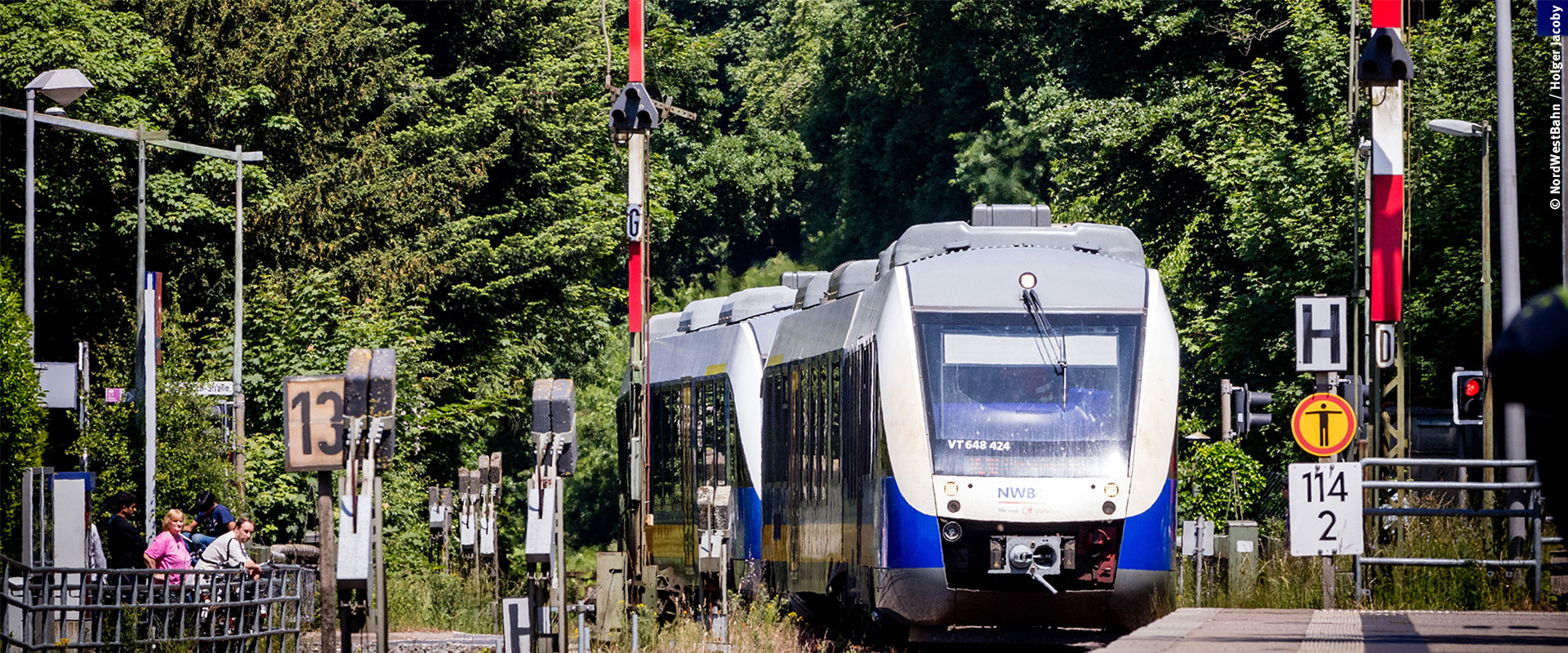 Ein Zug der Linie RE 10 fährt in einen Bahnhof ein