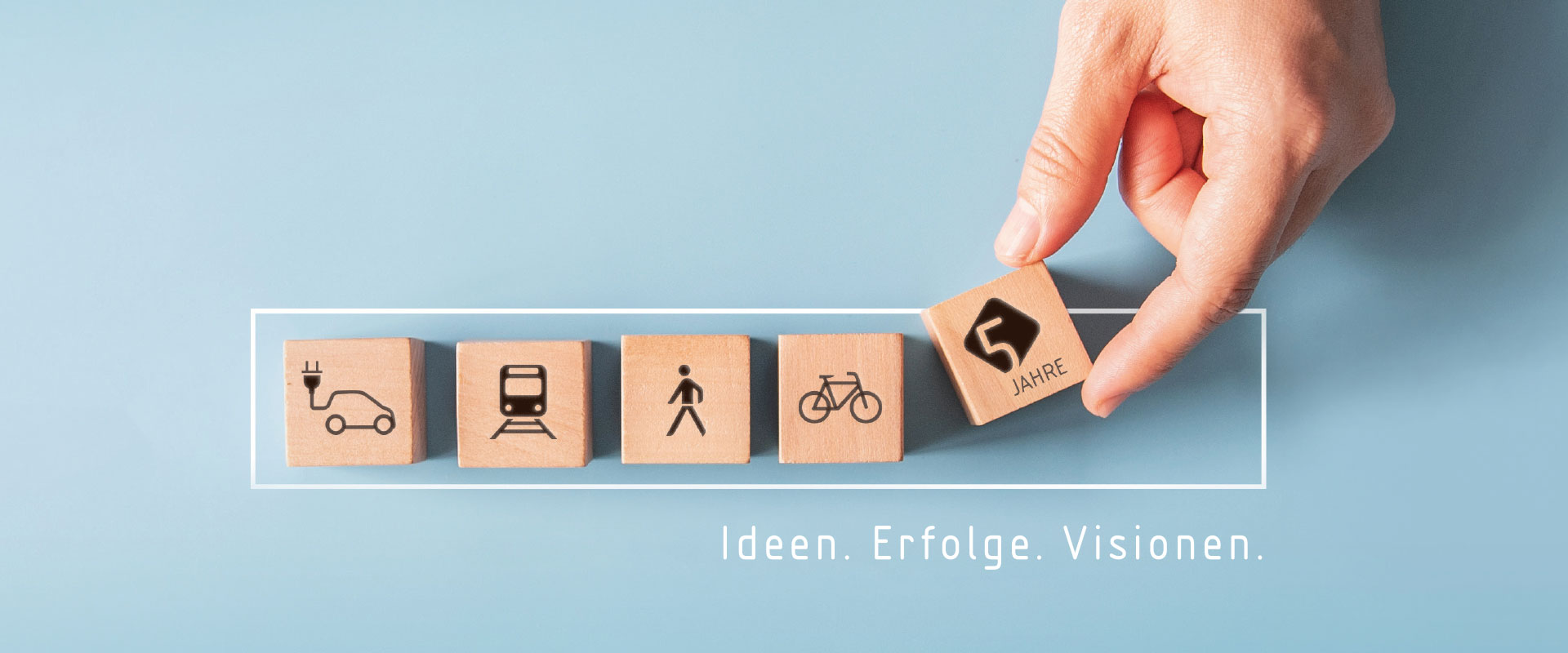 Ansicht von Holzwürfeln mit Piktogrammen für eMobilität, ÖPNV, Fußverkehr, Fahrrad und 5 Jahre Zukunftsnetz