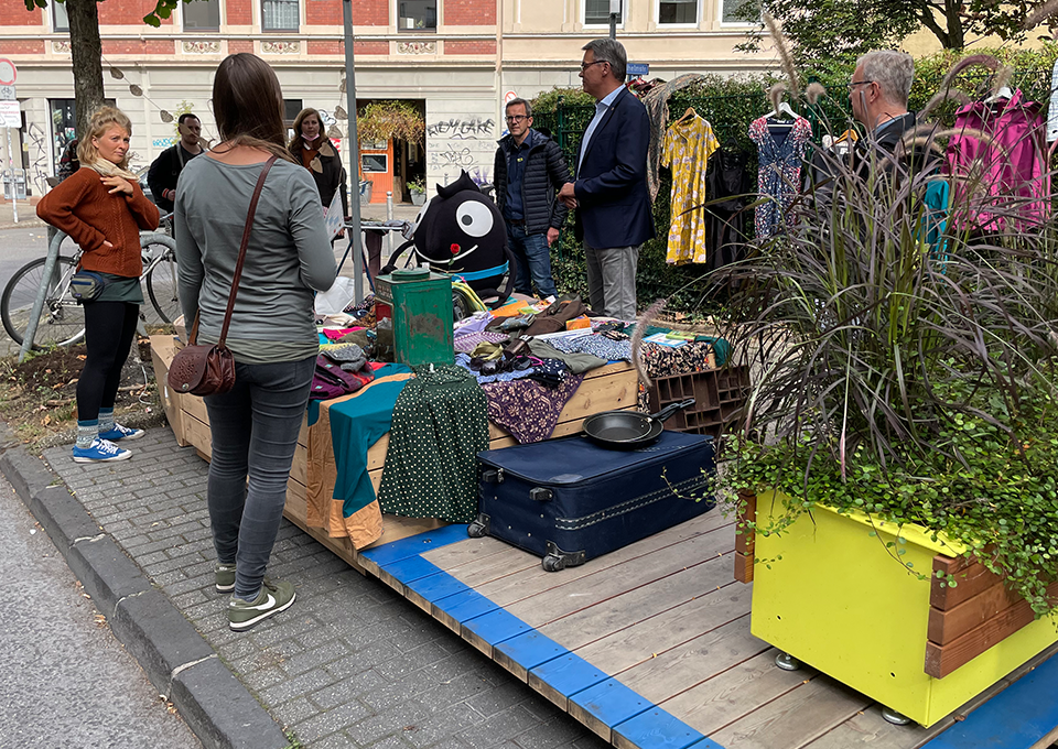 Anwohnerinnen aus dem Klinikviertel nutzen die Stadt-Terrassen als Verkaufsfläche für einen Flohmarkt