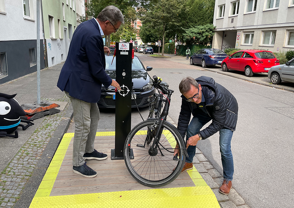 Thomas Westphal und Andreas Meißner testen die Fahrrad-Station
