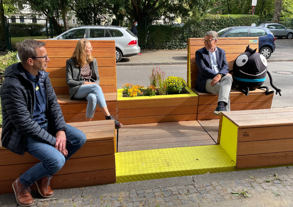 Oberbürgermeister Thomas Westphal (r.) eröffnet gemeinsam mit Stella Schwietering und Andreas Meißner (Projektleiter Emissionsfreie Innenstadt) die Stadt-Terrassen im Dortmunder Klinikviertel