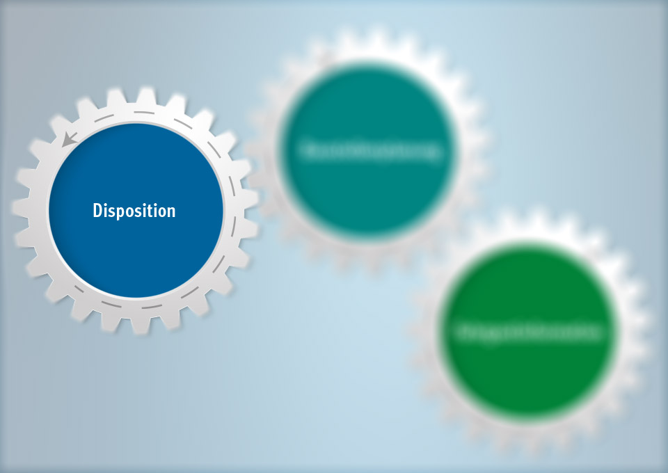 Drei Zahnräder, die ineinander greifen. Zwei unscharf, eines scharf mit dem Wort "Disposition"