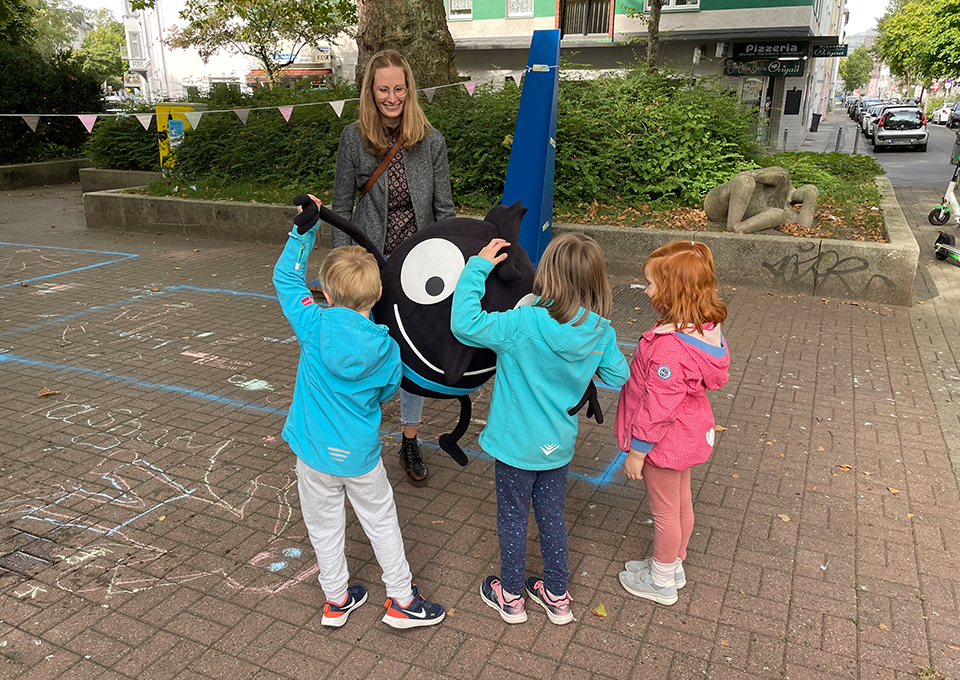 Kinder einer Kita freuen sich über EMW-Maskottchen Edgar