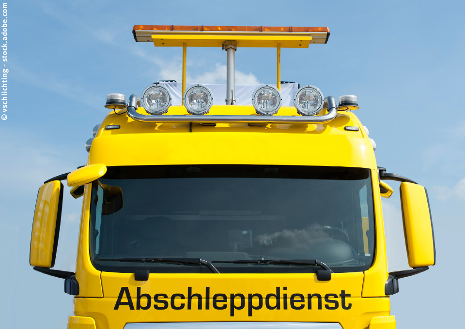 Lkw eines Abschleppdienstes von vorne