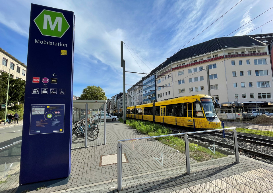 Mobilstation mit Stele, Straßenbahn, Fahrradabstellanlage und Casrsharing-Angebot