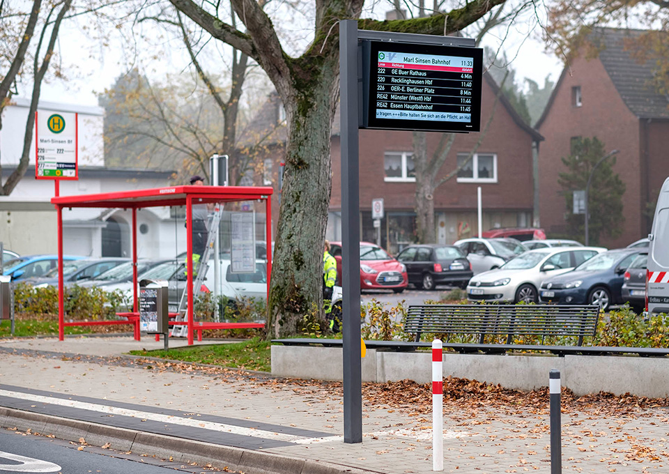 Seitenansicht einer modernisierten Bushaltestelle