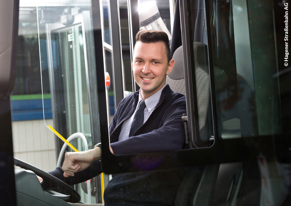 Marcel Gajek sitzt als Busfahrer in einem Bus