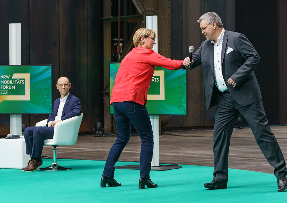 Ronald R.F. Lünser, VRR-Vorstandssprecher, und Moderatorin Judith Schulte-Loh