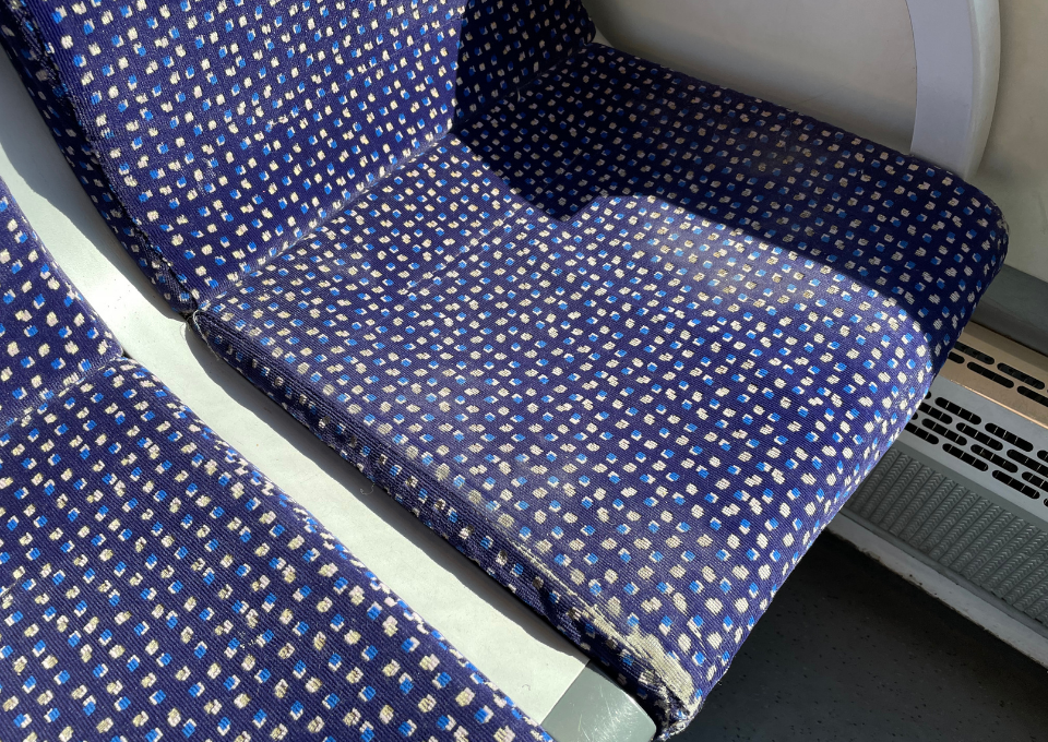 Ein abgenutzter Sitz im Zug