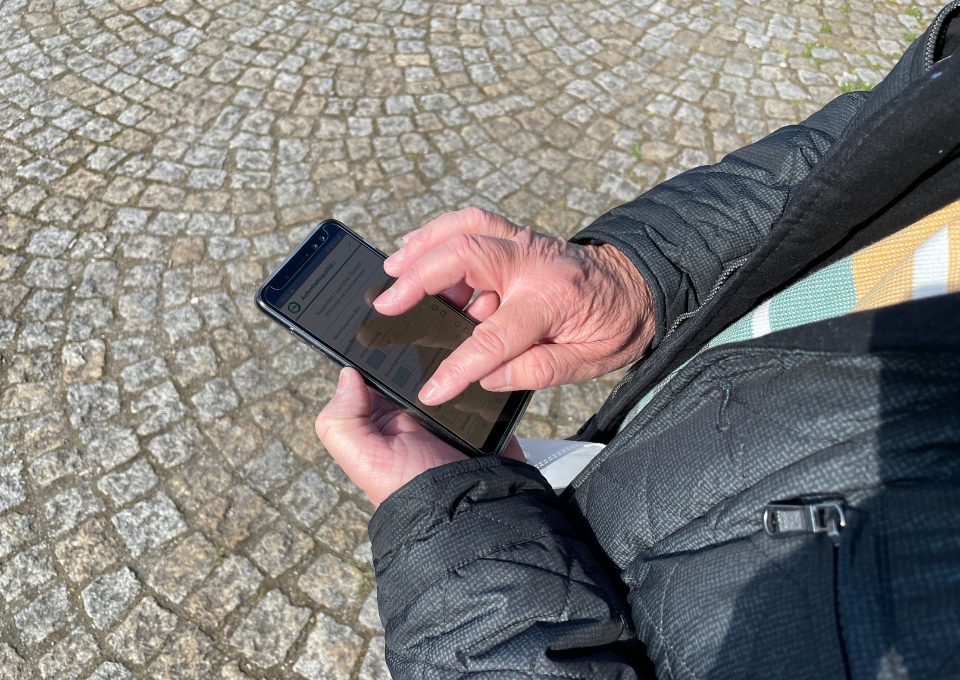 Eine Person tippt auf ihr Smartphone