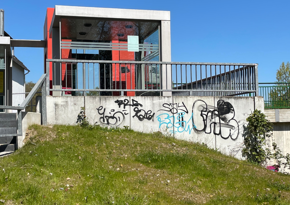 Ein Treppenaufgang mit Graffiti an der Außenmauer