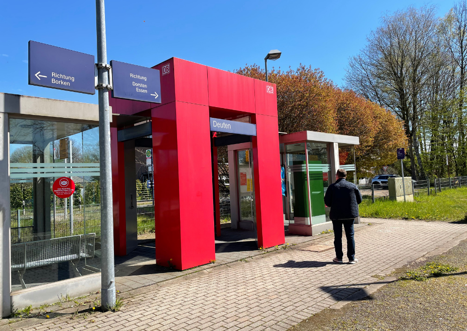 Ein Mann läuft an einem Bahnhof entlang