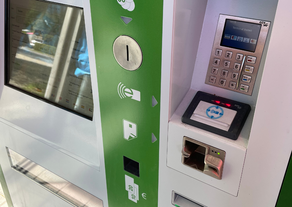 Nahaufnahme eines Transdev-Ticketautomaten