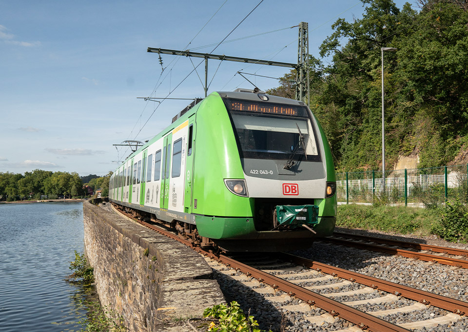 Ansicht einer S-Bahn im grünen VRR-Design