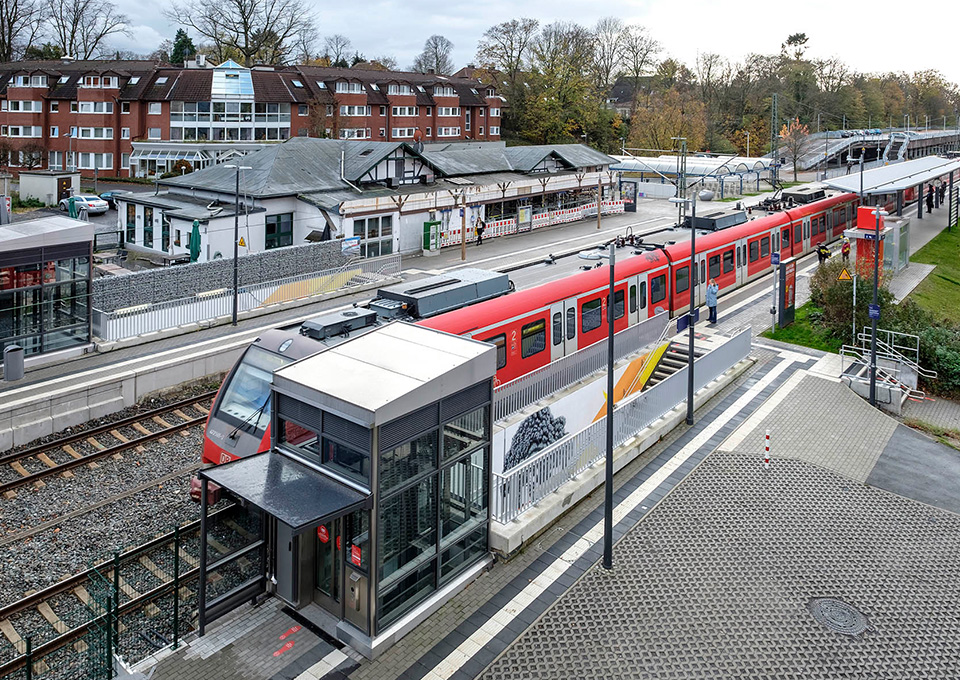 Blick auf den Bahnhof in Ratingen Hösel mit einem Fahrzeug der S 6 auf den vorderen Gleis