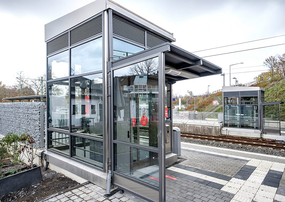 Seitlicher Blick auf die beiden Aufzüge am Bahnhof Ratingen Hösel