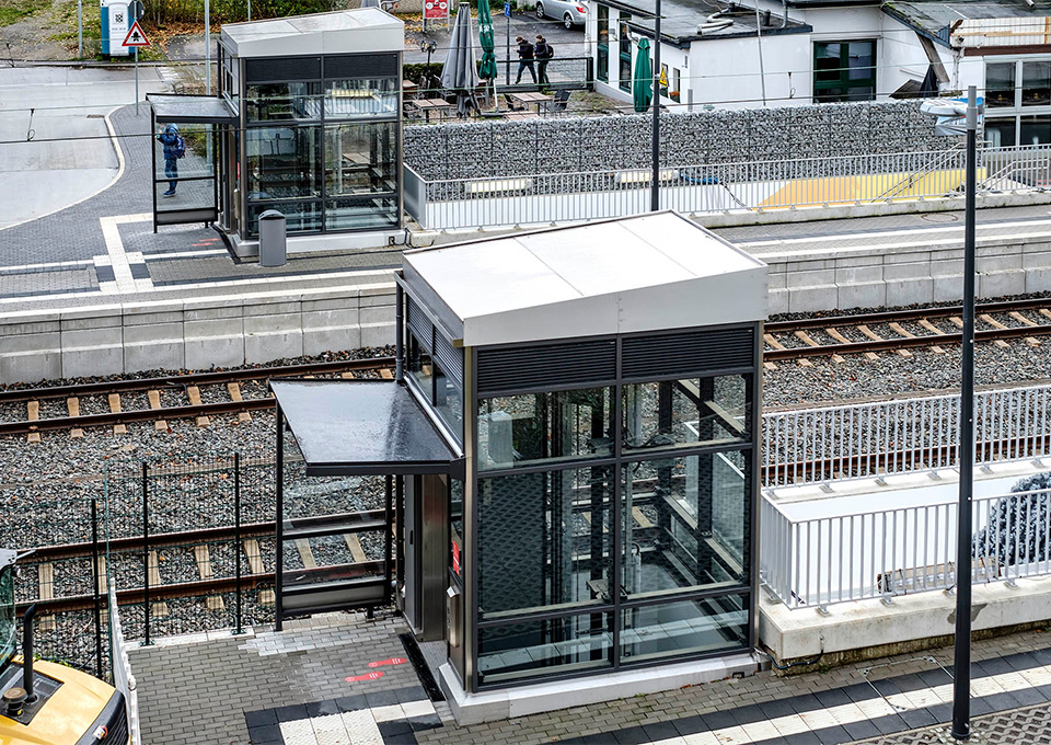 Seitlicher Blick auf die beiden Aufzüge am Bahnhof Ratingen Hösel